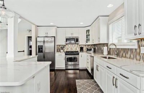 Avalon House | Perfect Seashore Home one block from the beach & close to tennis and playground.