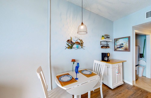 Fort Walton Beach Apartment | Perfect studio gem with pool, fast WiFi, sound view & kitchenette