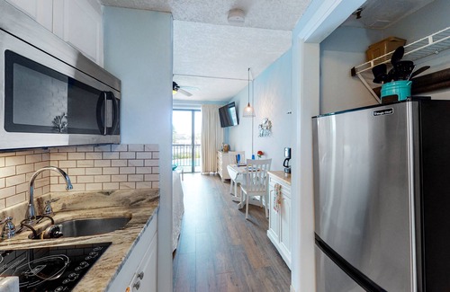 Fort Walton Beach Apartment | Perfect studio gem with pool, fast WiFi, sound view & kitchenette