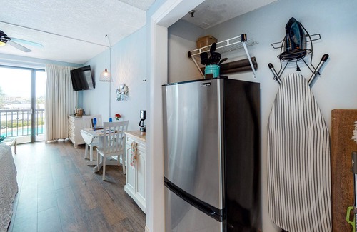 Fort Walton Beach Apartment | Perfect studio gem with pool, fast WiFi, sound view & kitchenette