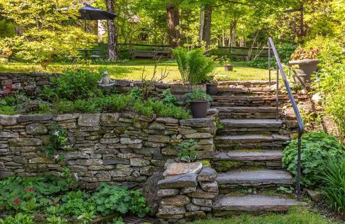 Stratton Mountain Ski Chalet | Perfect Two Family Home - Up to 14 Guests - Walk to Gondola!