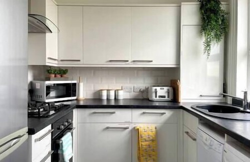 Hastings Apartment | Perfectly Coastal, Quiet Central Retreat mins to Town Centre, Beach, Pier, Old Town & Train Station