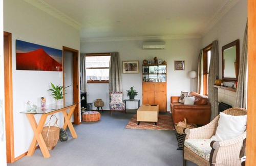 Havelock North Cottage | Perfectly located two bedroom fully fenced home (Pet Friendly)
