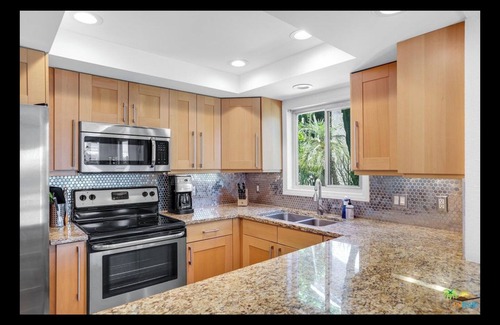 Tahquitz River Estates Condo | Perfectly located Palm Springs 2 bedroom 2 bathroom ground floor pool side condo