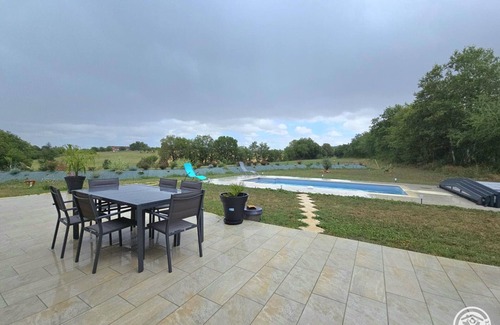 Lanquais Cottage | Perigord House with Private Pool and Air Conditioning
