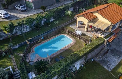 Pantai Apartment | Perla sul mare con piscina