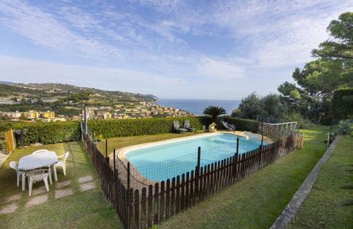 Pantai Apartment | Perla sul mare con piscina