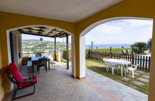 Pantai Apartment | Perla sul mare con piscina