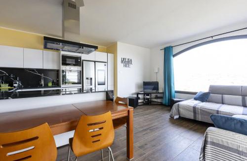 Pantai Apartment | Perla sul mare con piscina