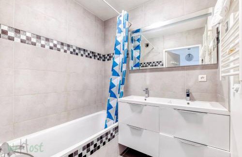 Les Serres - Vivier Apartment | Perollier - CI - Lyon 2 - Bedroom apartment with balcony and pool