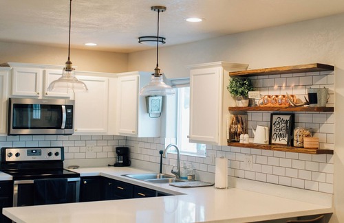 Thatcher House | Pet & Family Friendly 3 Bedroom Home in Heart of Thatcher