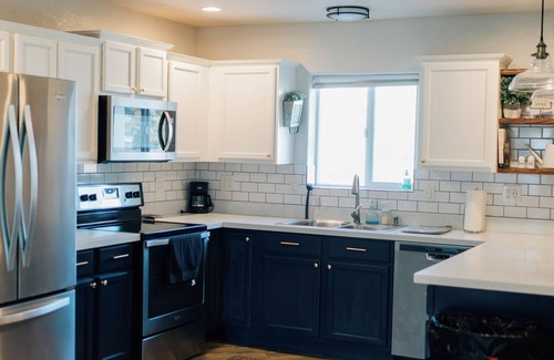 Thatcher House | Pet & Family Friendly 3 Bedroom Home in Heart of Thatcher