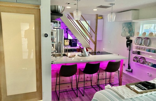 Dickinson House | Pet-friendly accommodations near water and restaurants.