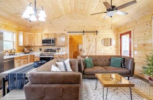 Piper Gap Cabin | Pet friendly-acreage-hot tub-creek
