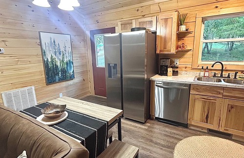 Piper Gap Cabin | Pet friendly-acreage-hot tub-creek