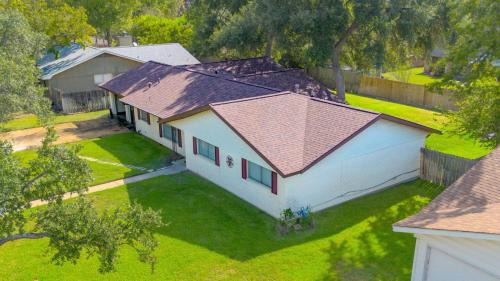 Woodson Village - Pershing House | Pet-Friendly Aggie Village - Fire Pit Games and walk to Texas AnM