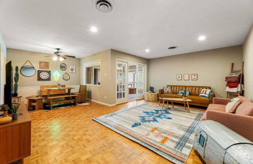 Woodson Village - Pershing House | Pet-Friendly Aggie Village - Fire Pit Games and walk to Texas AnM