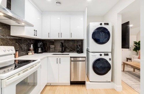 Richmond House | Pet Friendly Basement Suite w/3 Queen Beds