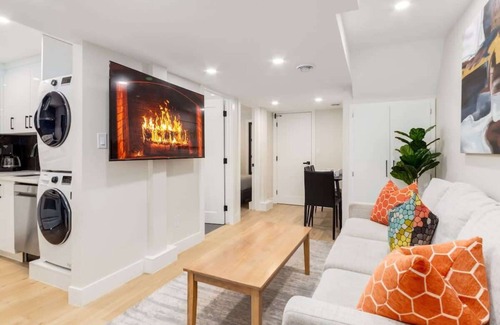 Richmond House | Pet Friendly Basement Suite w/3 Queen Beds