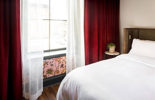 Riverside Hotel | Pet-Friendly Boutique Property in East End! On-Site Coffeehouse, Rooftop Bar