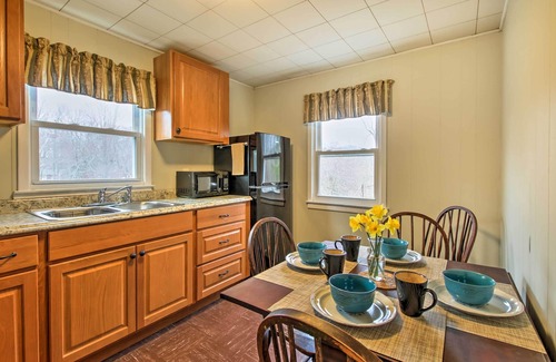 Stony Creek Apartment | Pet-Friendly Branford Apt - 10 Min Walk to Beach!