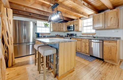 Uvalde Cabin | Pet-Friendly Cabin on 3 Acres: 7 Mi to Uvalde!