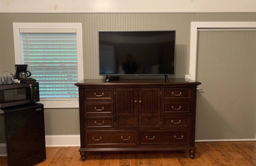 Dahlonega Cabin | Pet-friendly cabin with covered porch, King bed, and laptop friendly workspace