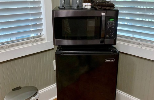 Dahlonega Cabin | Pet-friendly cabin with covered porch, King bed, and laptop friendly workspace