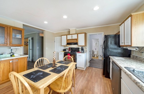 Checotah House | Pet-Friendly Checotah Home w/Deck & Lake Views!