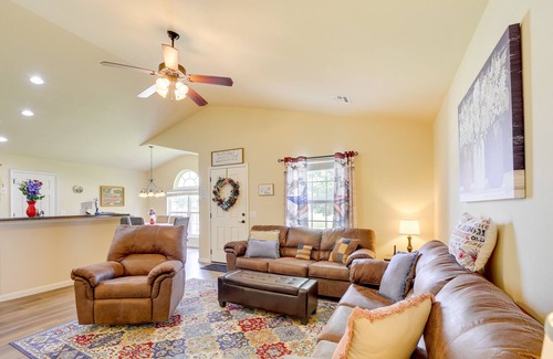 Tulsa County House | Pet-Friendly Collinsville Home ~ 19 Mi to Tulsa!