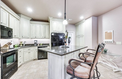 Russellville Cottage | Pet-Friendly Dover Cottage w/Deck + Mtn Views!