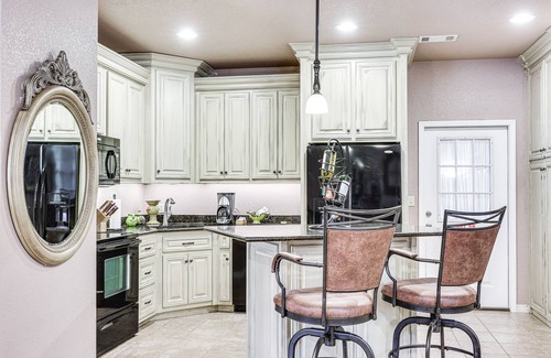 Russellville Cottage | Pet-Friendly Dover Cottage w/Deck + Mtn Views!