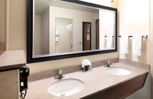 Rio Grande Hotel | Pet-Friendly Escape Near Downtown – Comfort Awaits l 2 Modern Rooms+ Breakfast