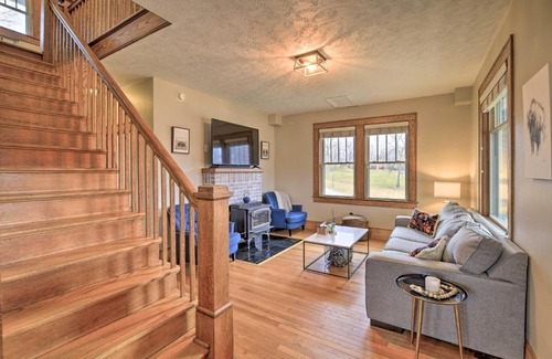 Floyd House | Pet-Friendly Floyd House with Porch - In Town!