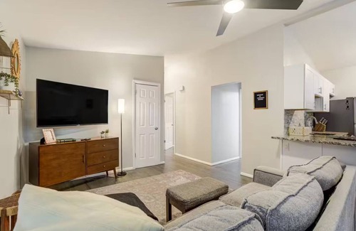 Broadmoor House | Pet-friendly Getaway near Cheyenne Cañon&Ivy wild