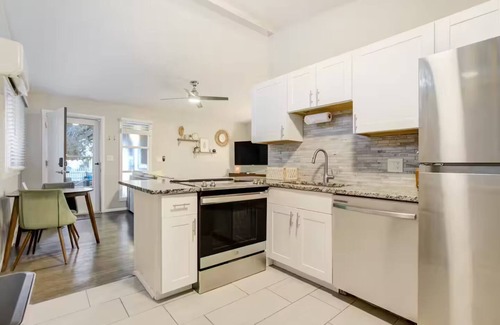 Broadmoor House | Pet-friendly Getaway near Cheyenne Cañon&Ivy wild