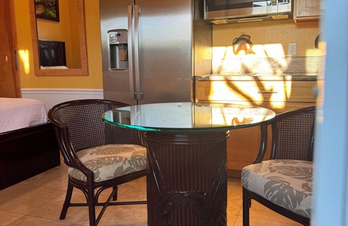 Diamond Head - Kapahulu - St. Louis Apartment | Pet Friendly Guesthouse + Parking