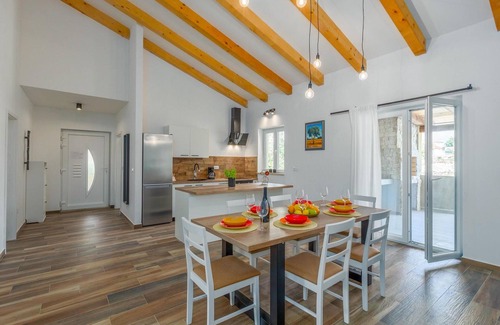 Debeljuhi House | Pet friendly home in Debeljuhi