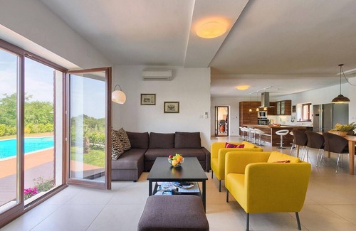 Mofardini House | Pet friendly home in Tinjan