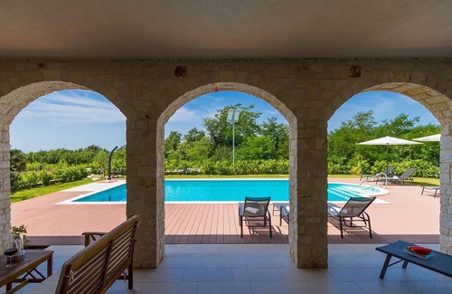 Mofardini House | Pet friendly home in Tinjan