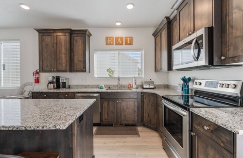 Sweetwater House | Pet Friendly-Hot Tub-Game Room-Sleeps 20+Walk to Pickleville