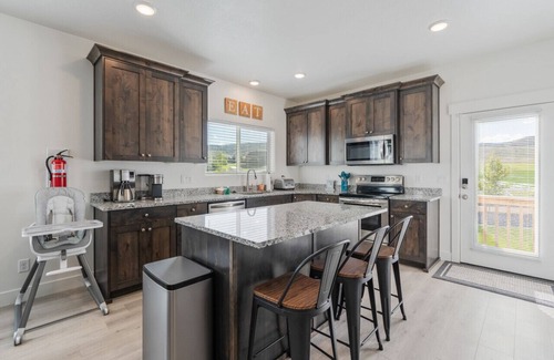 Sweetwater House | Pet Friendly-Hot Tub-Game Room-Sleeps 20+Walk to Pickleville