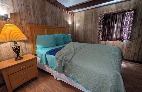 Coushatta Cabin | Pet friendly Lakeview cabin with fishing area near Coushatta La.