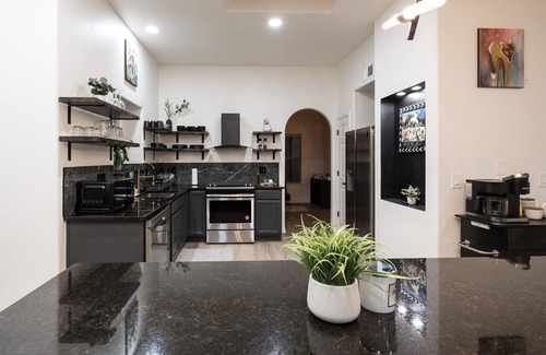 Las Cruces House | Pet Friendly Luxury Oasis With Pool and Hot-Tub! EV