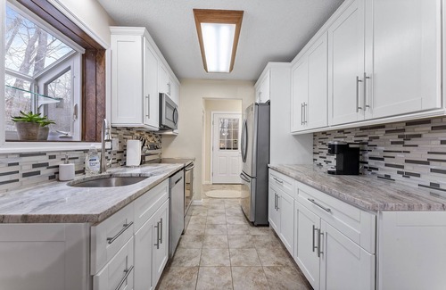 East Stroudsburg House | Pet Friendly Modern Poconos Home! Hot Tub, Cozy Woodlands!