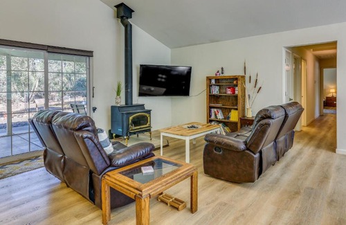 Mariposa House | Pet Friendly Mariposa Retreat with Spacious Patio!