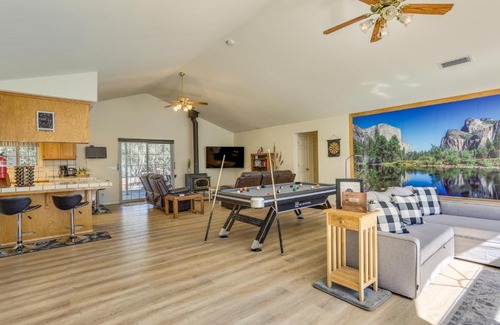 Mariposa House | Pet Friendly Mariposa Retreat with Spacious Patio!