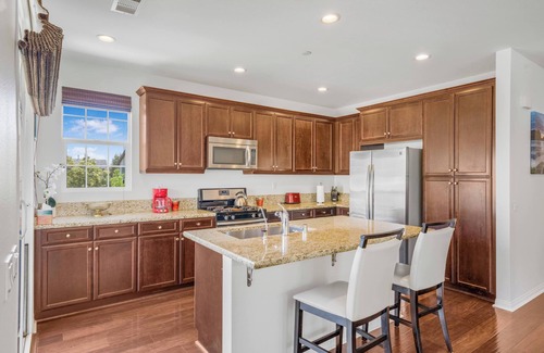 Riverpark House | Pet-Friendly, Modern Riverpark Retreat (30+ Days)