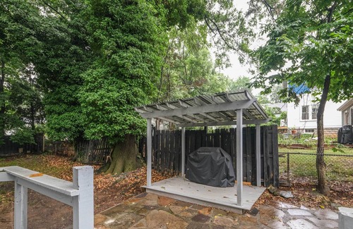 Mount Rainier House | Pet-Friendly Mount Rainier Home w/ Gas Grill!