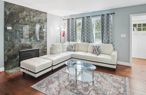 Mount Rainier House | Pet-Friendly Mount Rainier Home w/ Gas Grill!